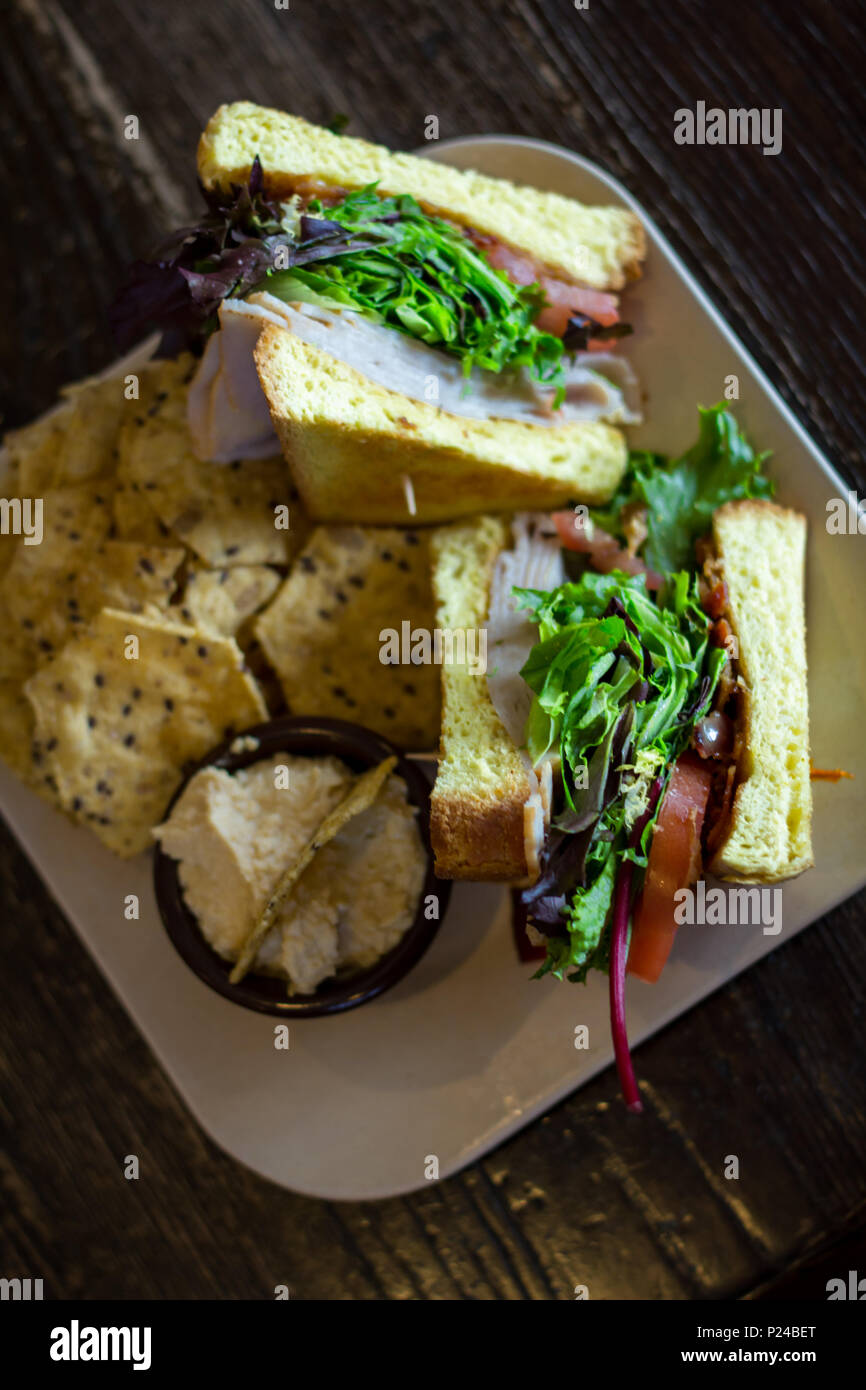 Türkei BLT Sandwich auf Texas Toast mit Sesam Chips und hummus Stockfoto