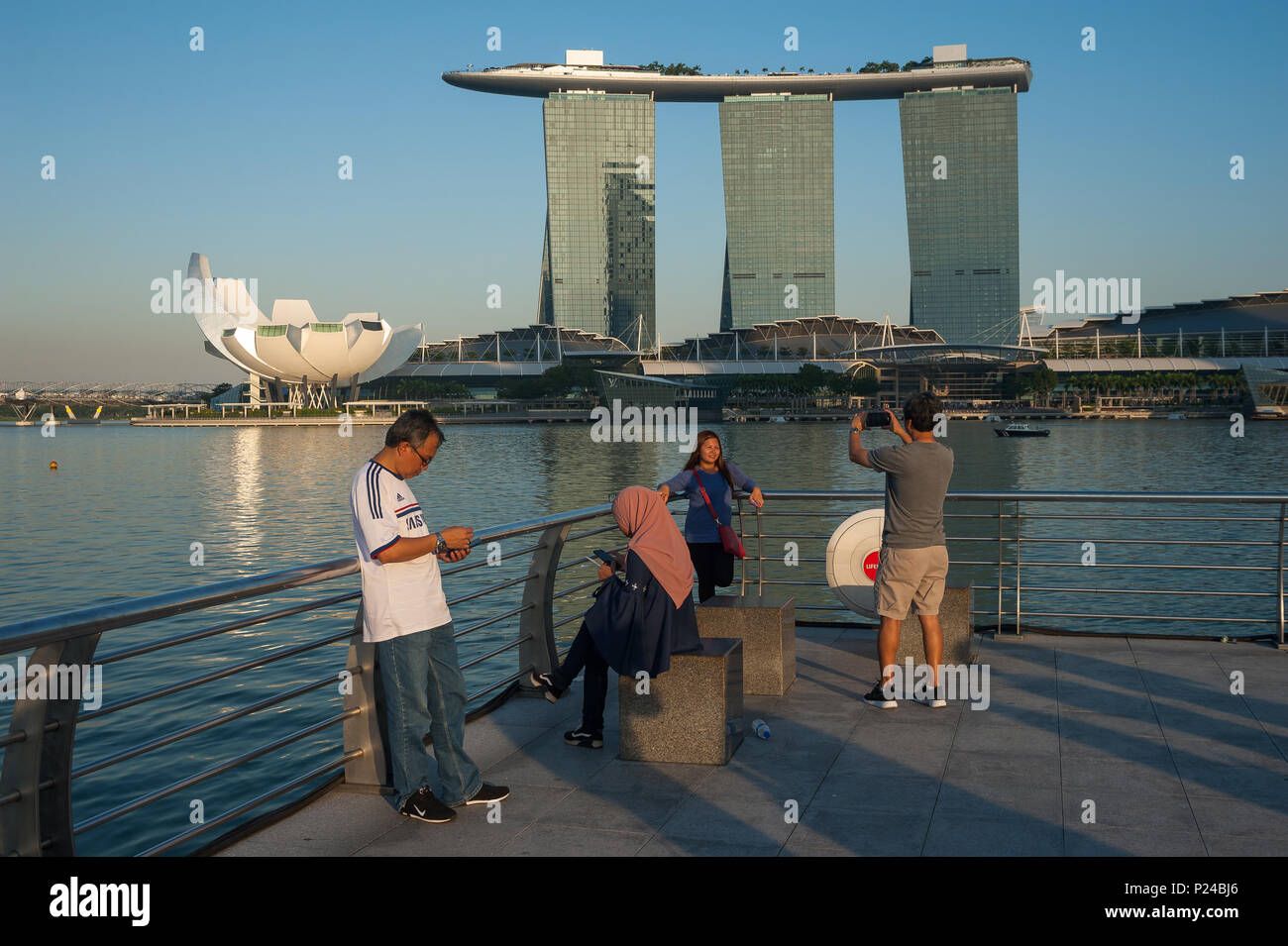 Singapur, Singapur, Touristen am Merlion Park auf Marina Bay Stockfoto