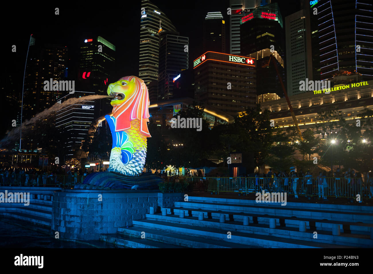 Singapur, Singapur, Merlion Abbildung und finanziellen Zentrum bei Nacht Stockfoto