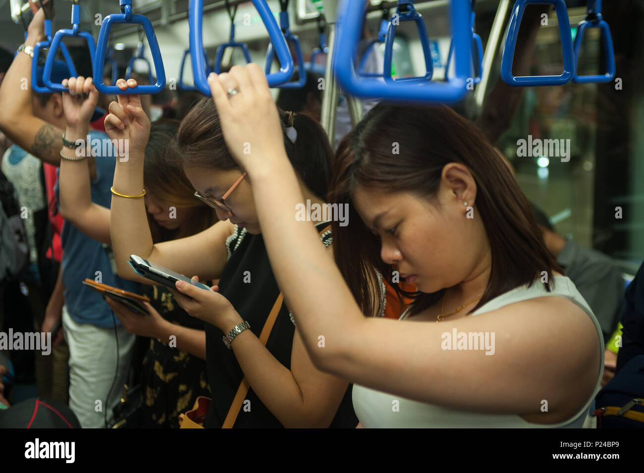 Singapur, Singapur, die Menschen in der U-Bahn Stockfoto