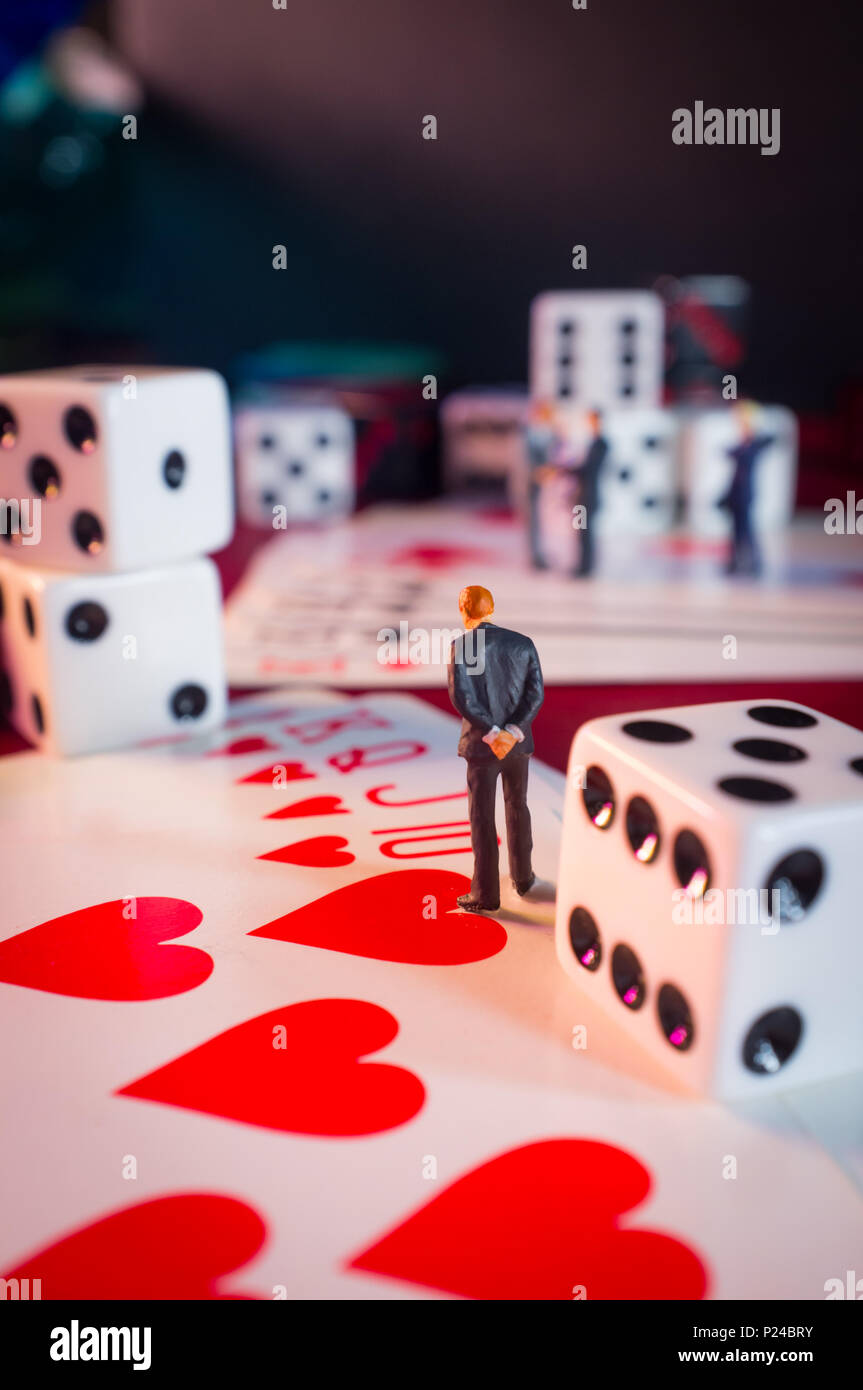 Miniatur Geschäftsleute Figuren machen einen Deal auf Casino card game Tisch Stockfoto