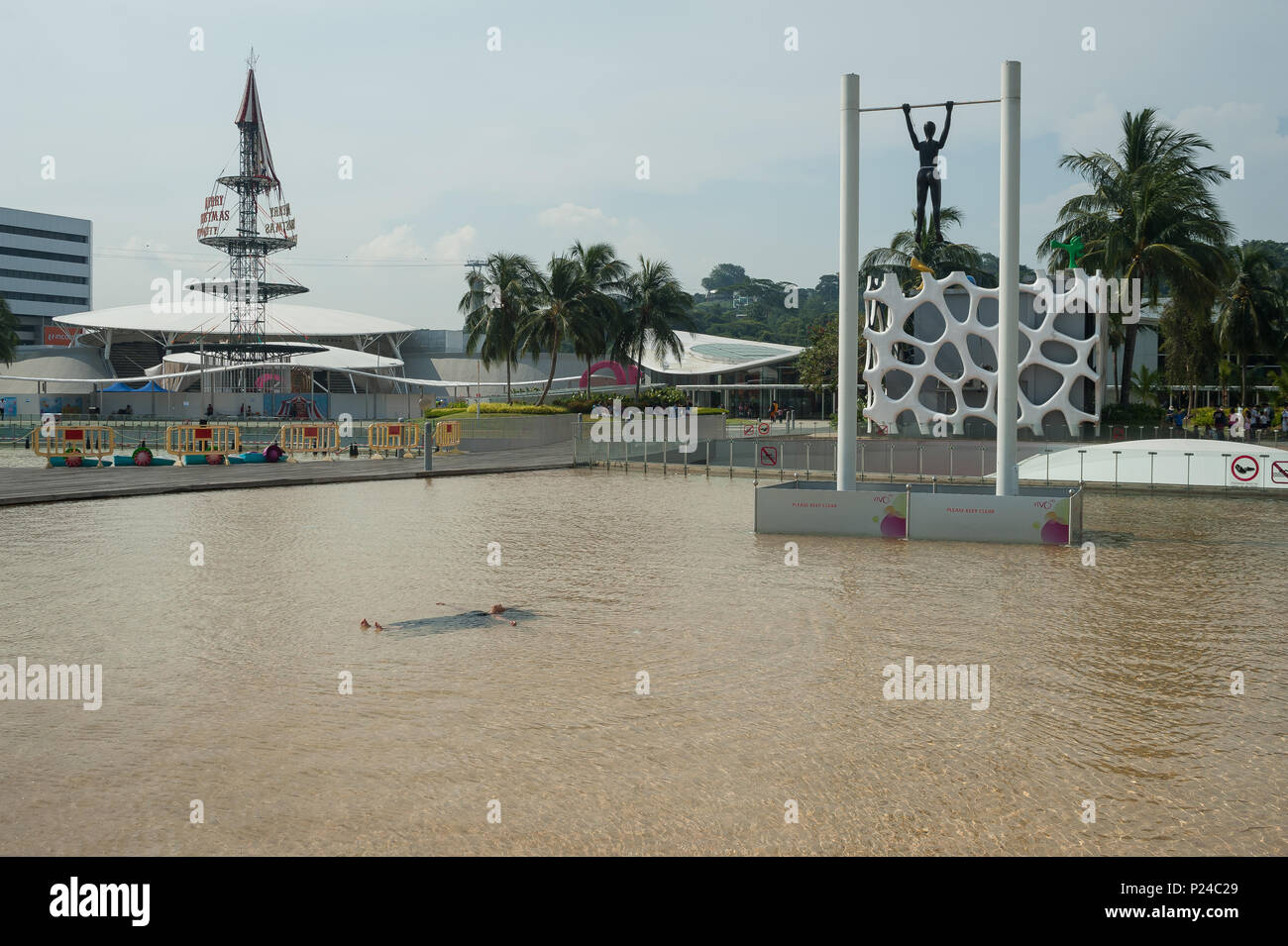 Singapur, Singapur, eine Frau im Pool vor der VivoCity Einkaufszentrum Stockfoto