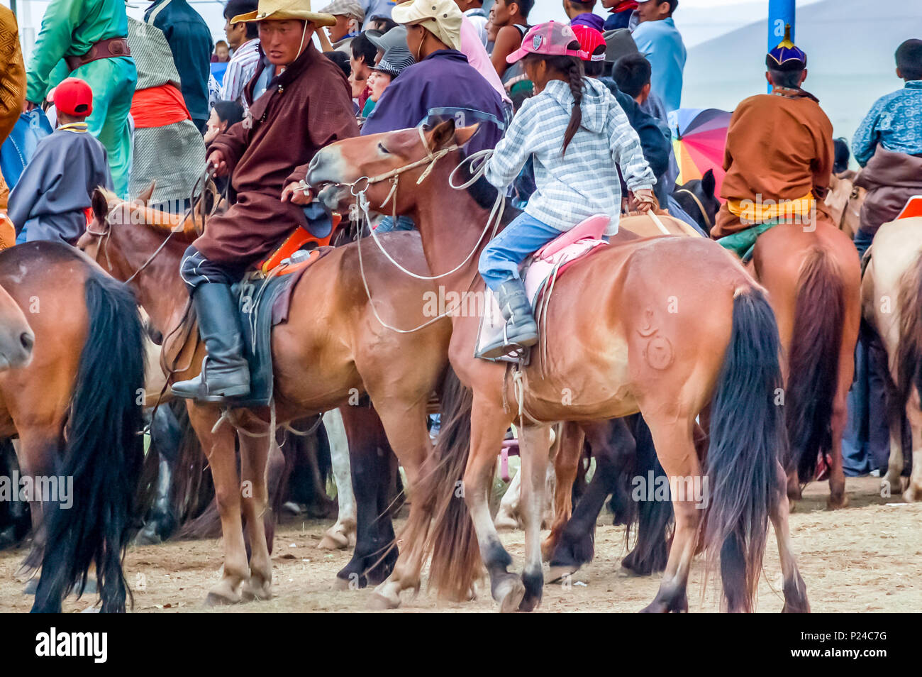 Khui Doloon Khudag, Mongolei - Juli 12, 2010: Reiten, Zuschauer am Nadaam Pferderennen auf Steppe außerhalb der Hauptstadt Ulaanbaatar Stockfoto