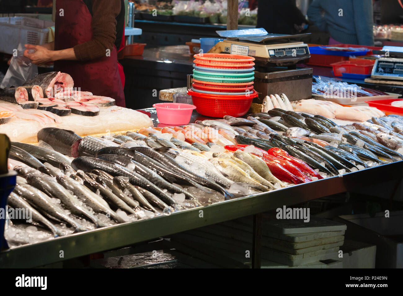 Rohe frische Fische an Yi Dian Li traditionellen Nachmittagstee, beitun Bezirk, Taichung, Taiwan verkauft. Stockfoto