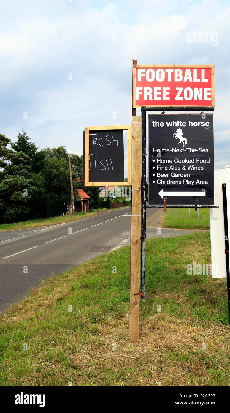 Fußball-freie Zone, White Horse Pub, Zeichen, Holme neben dem Meer, Norfolk Stockfoto