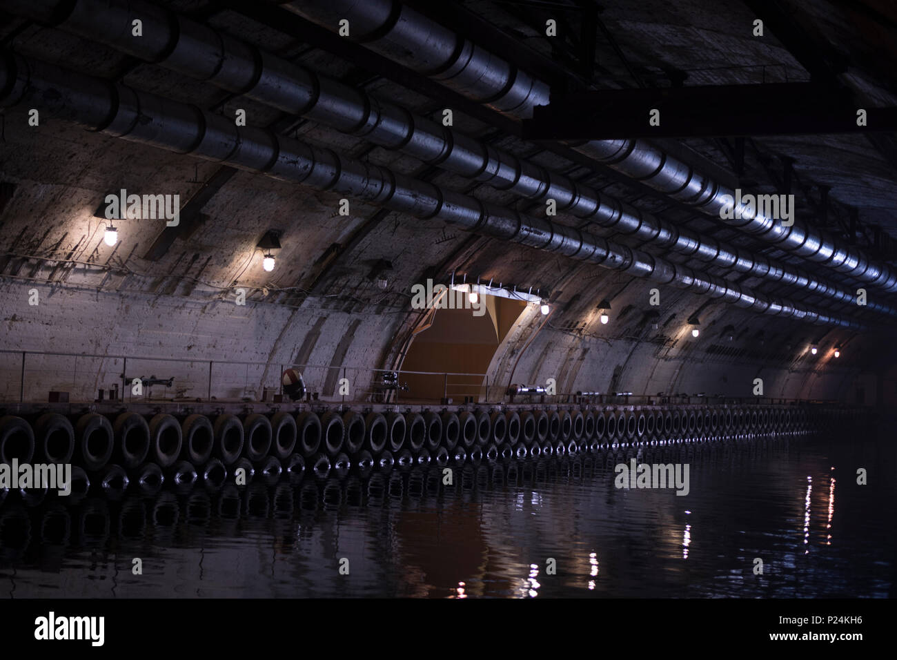 Die künstlichen Tunnel mit der Anlegestelle und einen Ausgang, Reifen vor langer Zeit ohne Arbeit geworfen. mit künstlicher Beleuchtung. Stockfoto