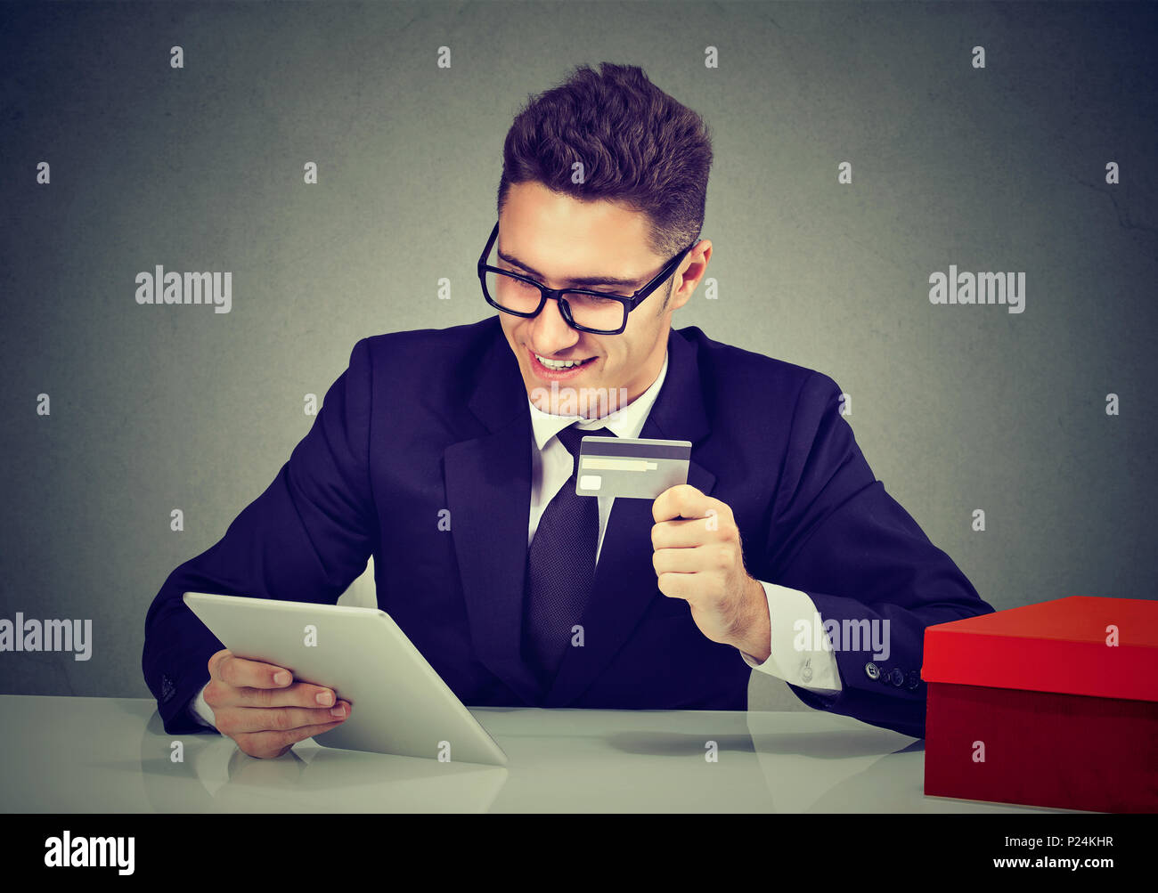 Business Mann mit Kreditkarte und Verwendung digitaler Tablet. Online shopping Konzept Stockfoto