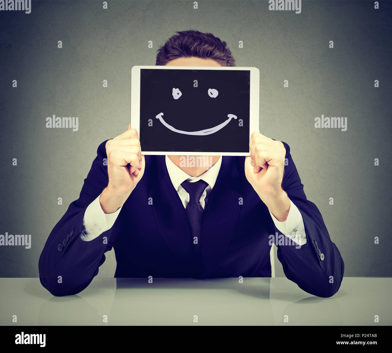 Glückliche junge Geschäftsmann mit Tablet Stockfoto