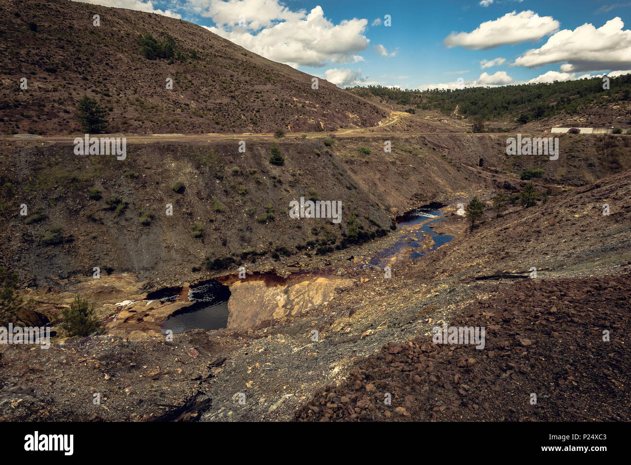 Doline zwischen Klippen voller Säure Wasser aus den Minen in Zaranda, Spanien Stockfoto