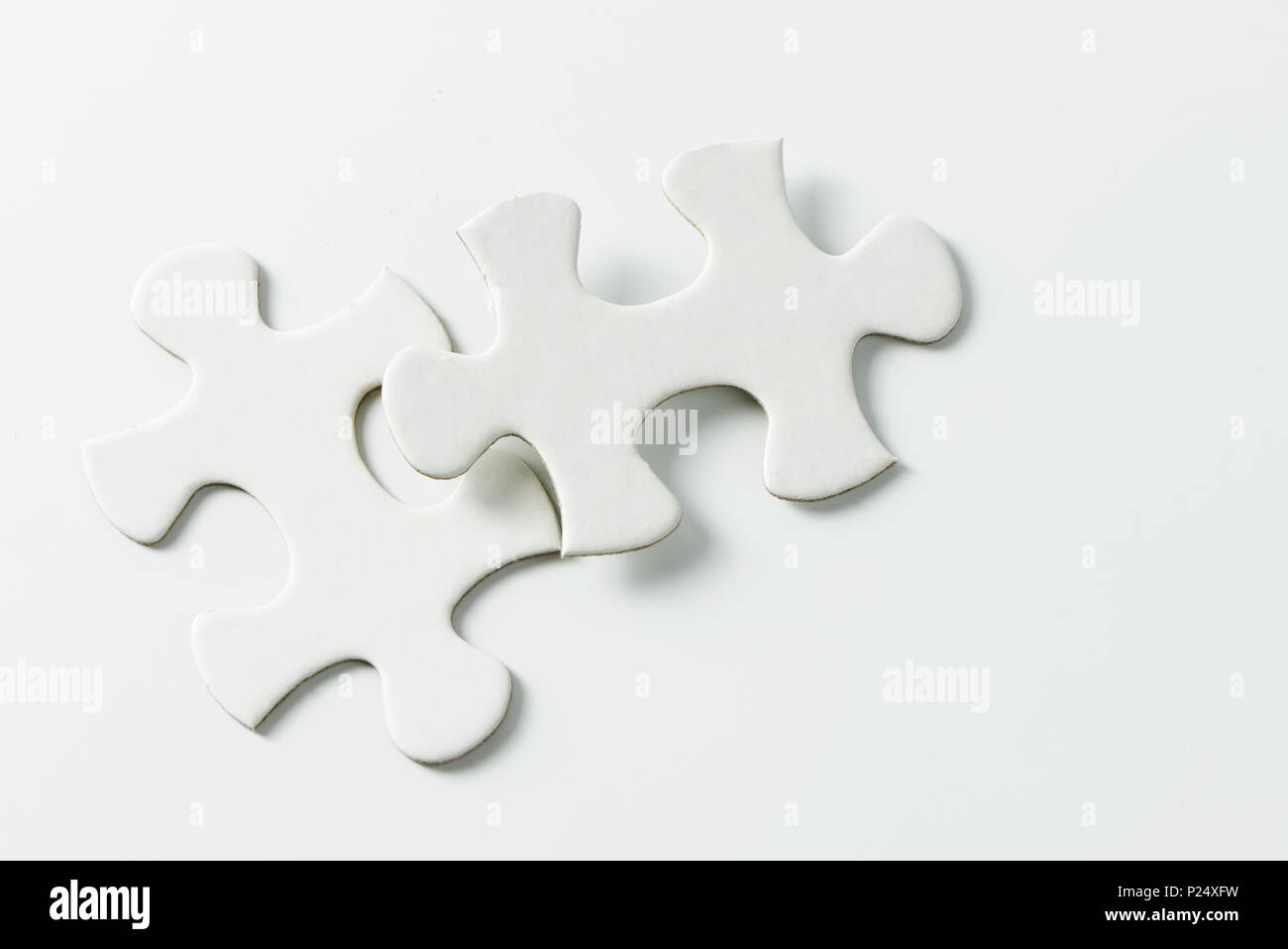 Zwei Stücke von weißen Puzzle Stockfoto
