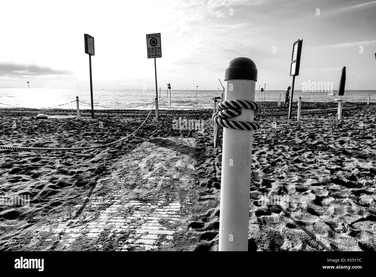 Bereich abgetrennt und mit Seilen und Post auf den Strand von Lignano Stockfoto