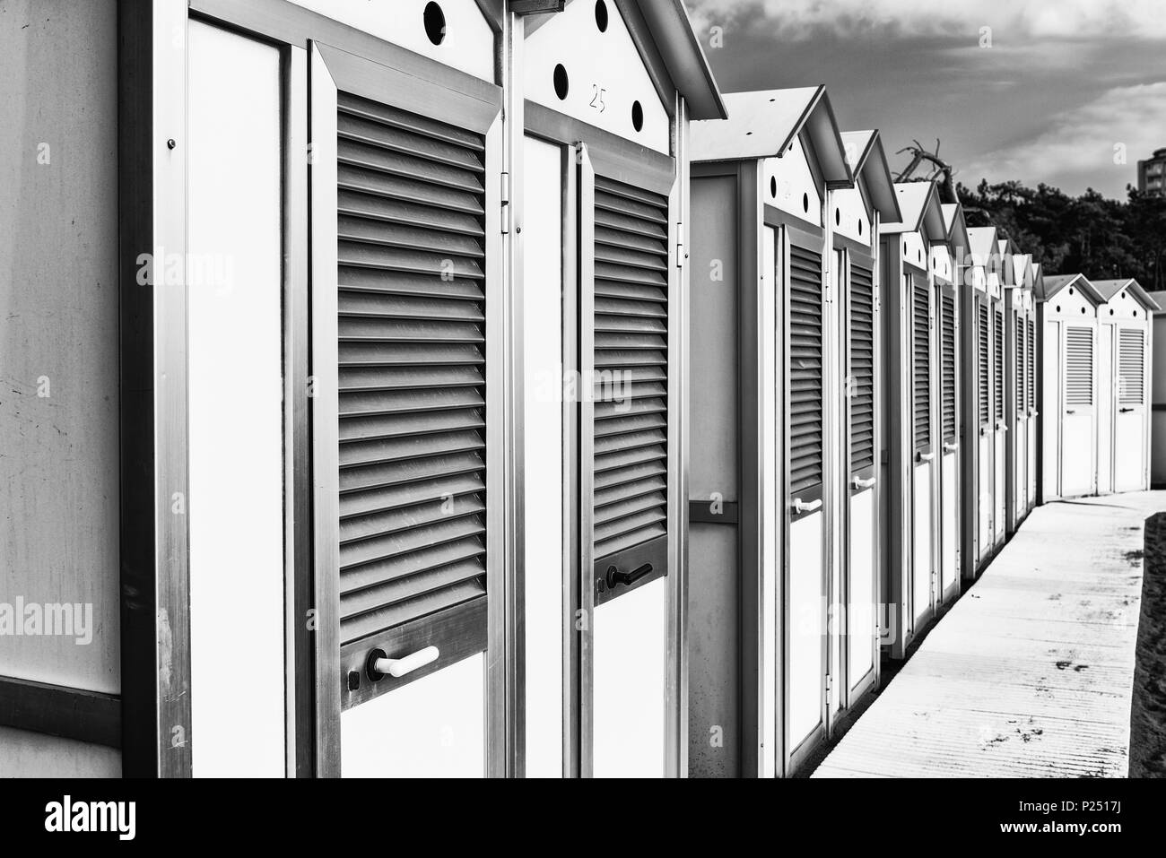 Seitliche Sicht auf mehrere Umkleidekabinen am Strand, Architektur am Strand von Lignano Stockfoto