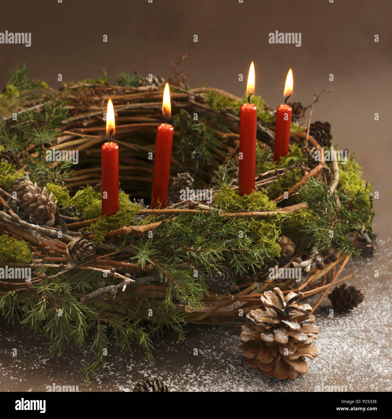 Weihnachtliche Kerzen Stockfotos und -bilder Kaufen - Alamy