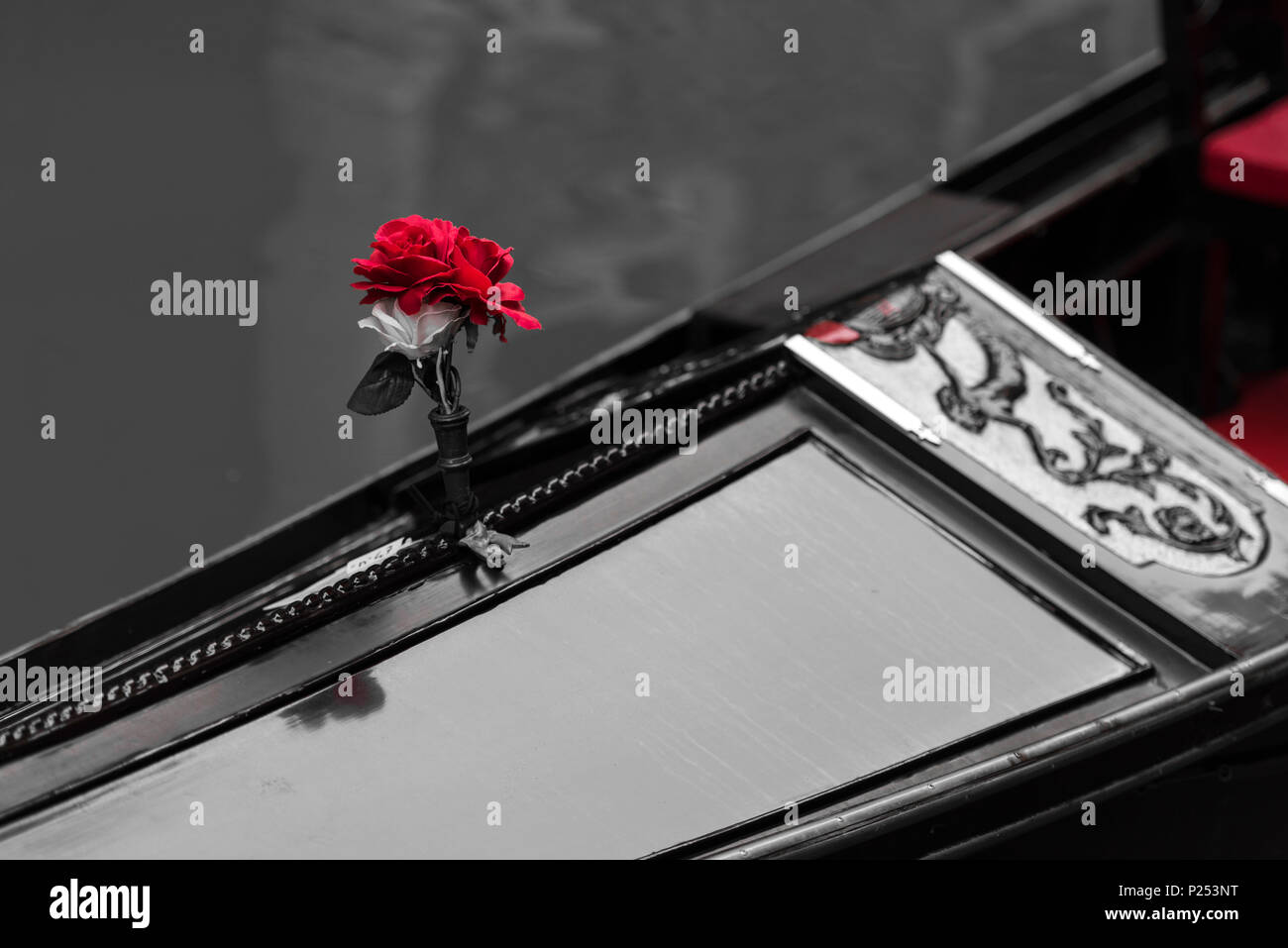 Rote Rose in einer Gondel in Venedig, Color Key Stockfoto