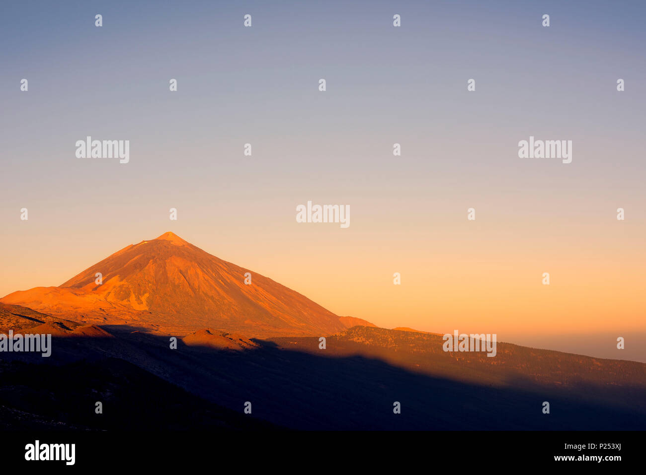 Pico del Teide bei Sonnenaufgang, Nationalpark Teide, Teneriffa, Kanarische Inseln, Spanien Stockfoto