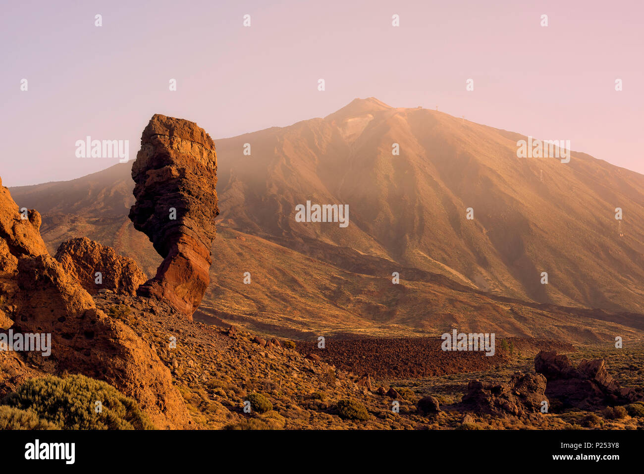 Roque Cinchado, Los Roques de Garcia, Pico del Teide, Lesen Cañadas, bei Sonnenaufgang, Teide Nationalpark, UNESCO Welt Natur Erbe, Teneriffa, Kanarische Inseln, Spanien Stockfoto