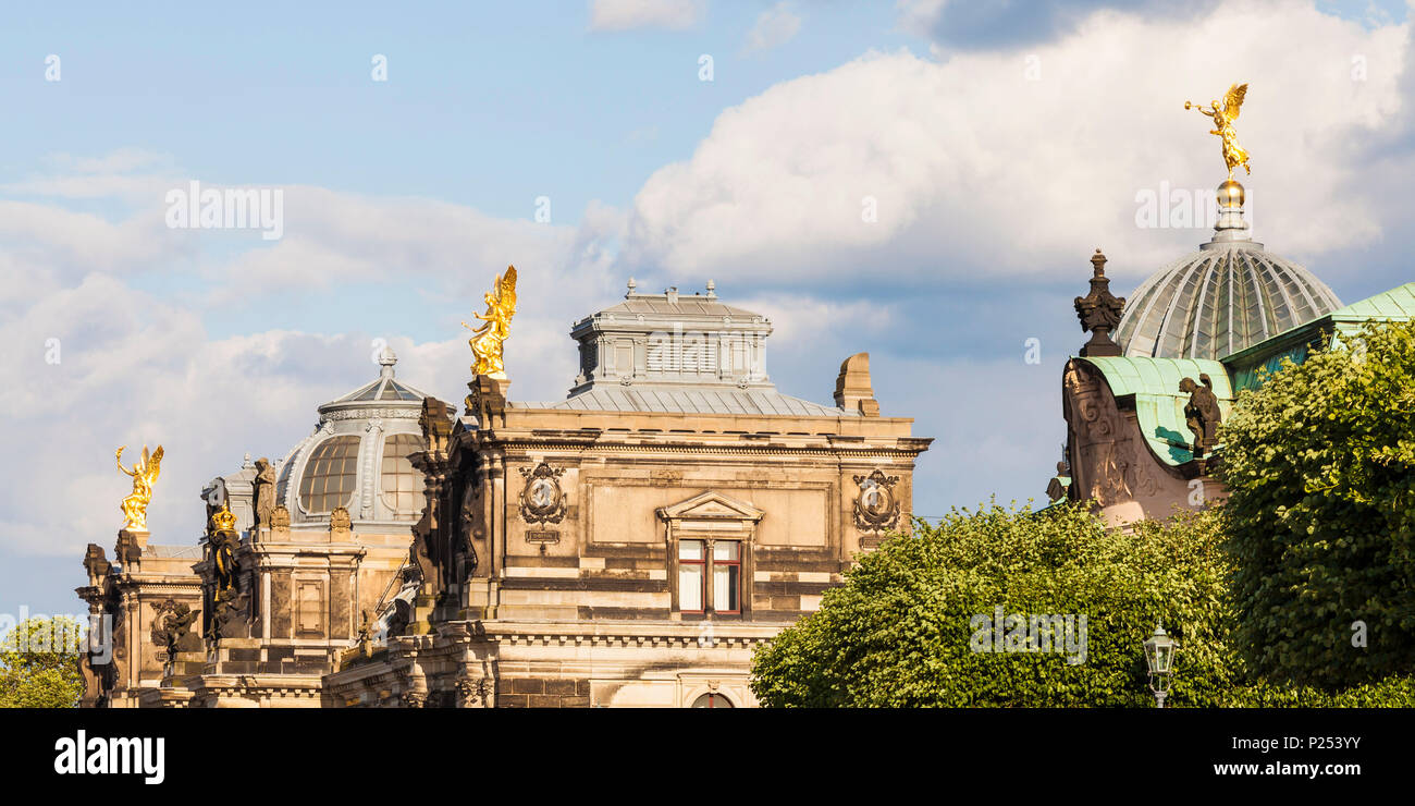 Deutschland, Sachsen, Dresden, Brühlschen Terrasse, Fassade der Akademie der Künste, Fama Statue auf "Zitronenpresse" (glaskuppel) Stockfoto