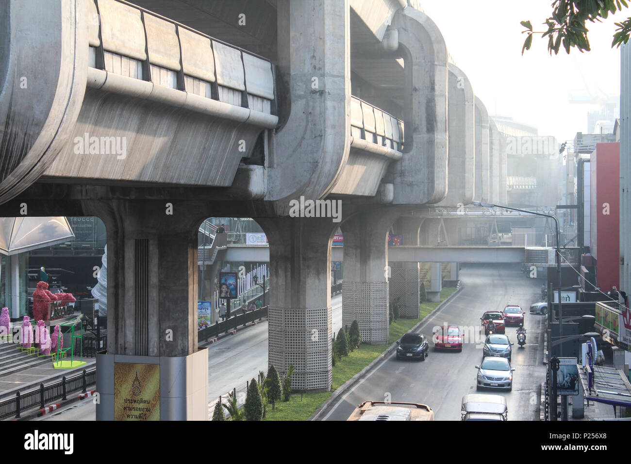 Bangkok, Thailand - Januar 2014: Stadtbild von Bankgok Stadtzentrum Straßenverkehr mit Sky Train Bahnhof Stockfoto