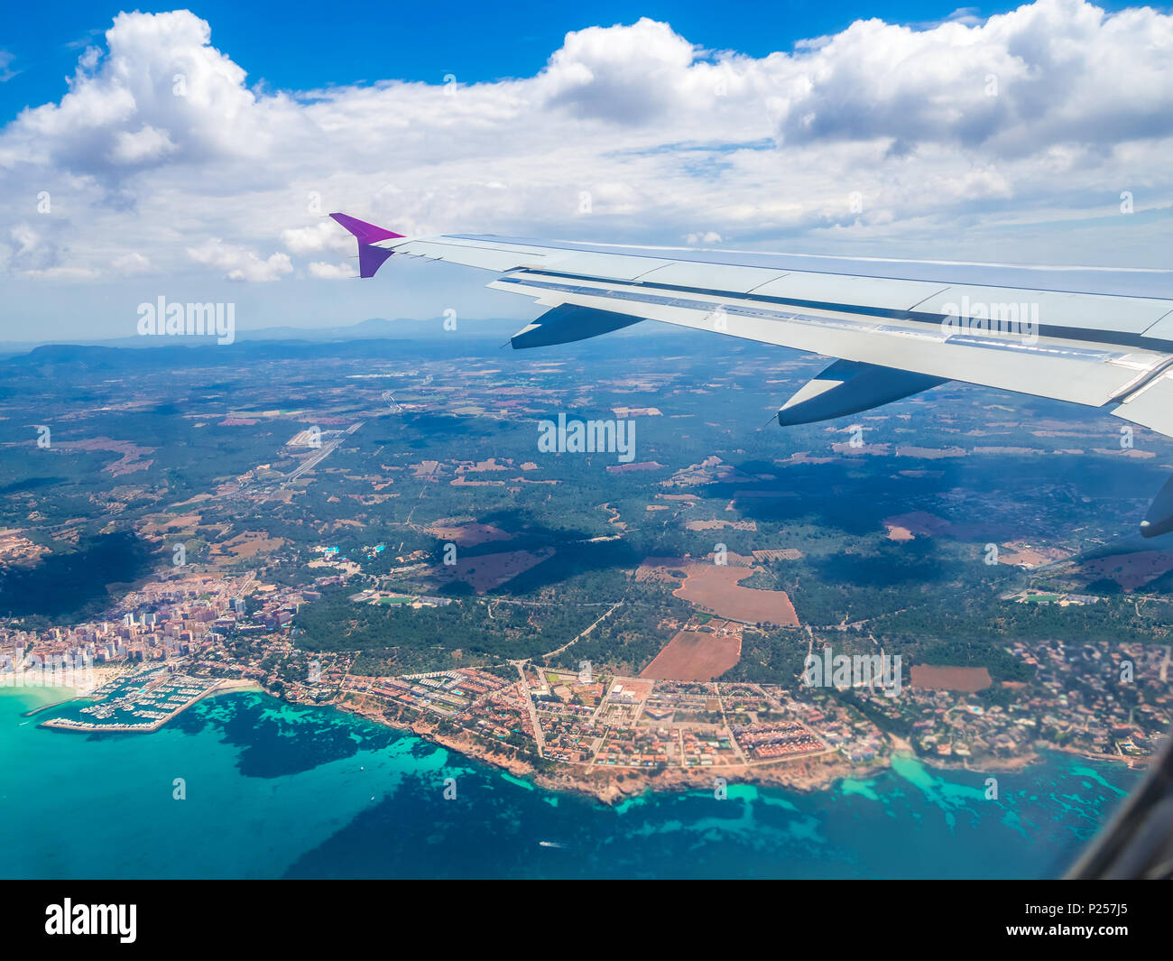 Luftaufnahme der Küstenlinie in Palma de Mallorca aus dem Flugzeug. Spanien Stockfoto