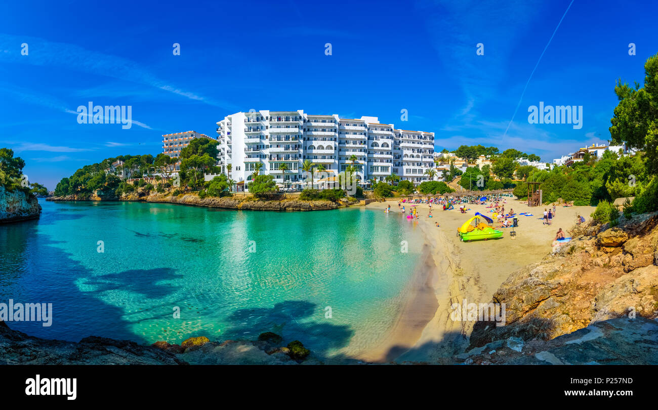 Panoramablick von Cala Ferrera Strand mit Menschen am Meer im Sommer Urlaub. Mallorca, Spanien Stockfoto