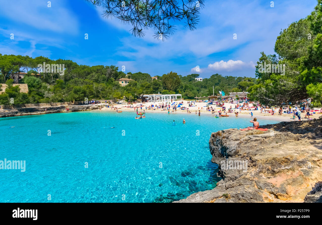 Türkisfarbenes sauberes Wasser in Cala Mondragó Strand auf Mallorca im Sommer, in Portugal Stockfoto