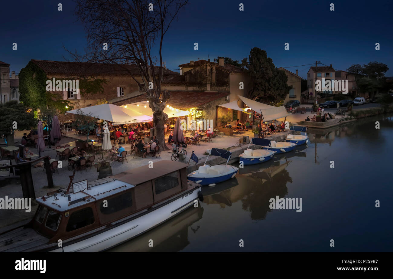 Abendstimmung auf dem Canal du Midi, Boote und Cafés an Le Somail Stockfoto