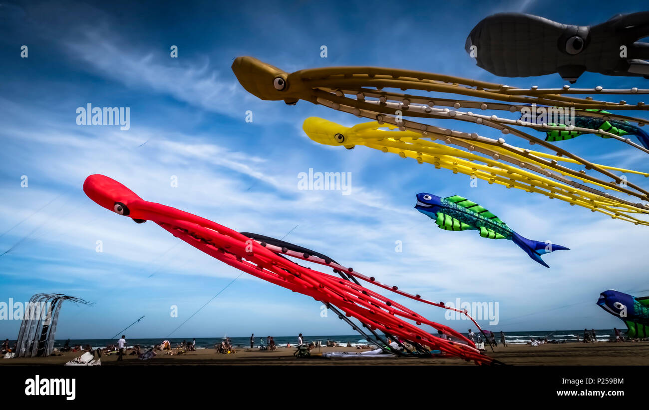 Die jährlichen "Festival International de Cerf-Volants' (Kite Festival) am Strand Stockfoto