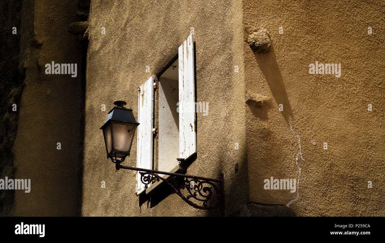 Alte Lampe auf Haus Fassade, Fenster und Rollläden Stockfoto