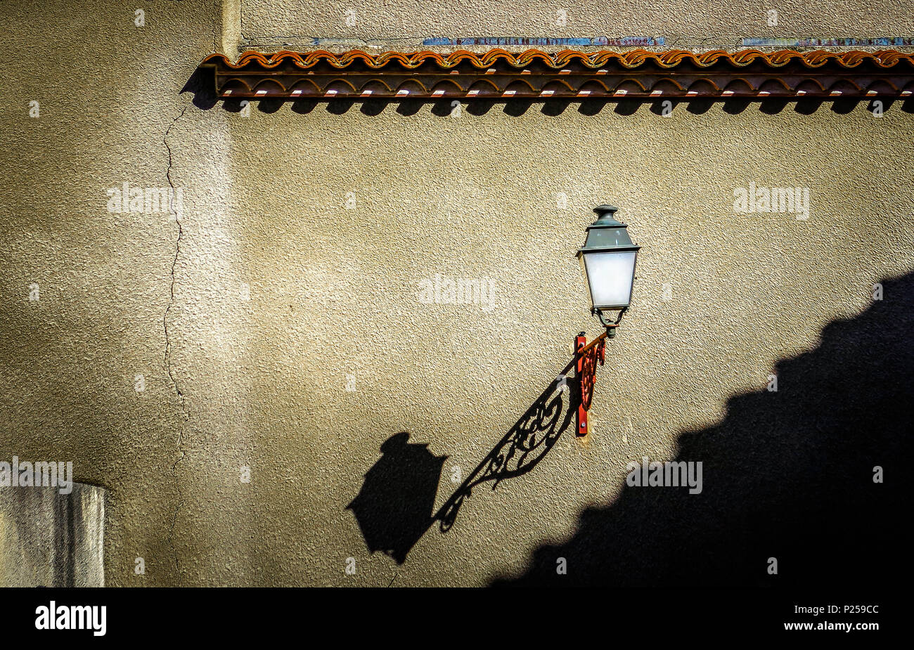 Alte Lampe in der Altstadt von Narbonne Stockfoto