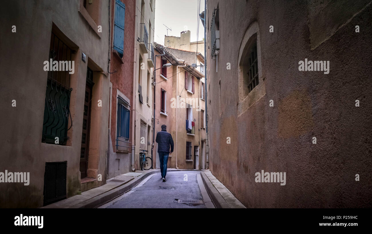 Gasse in der Altstadt von Narbonne Stockfoto