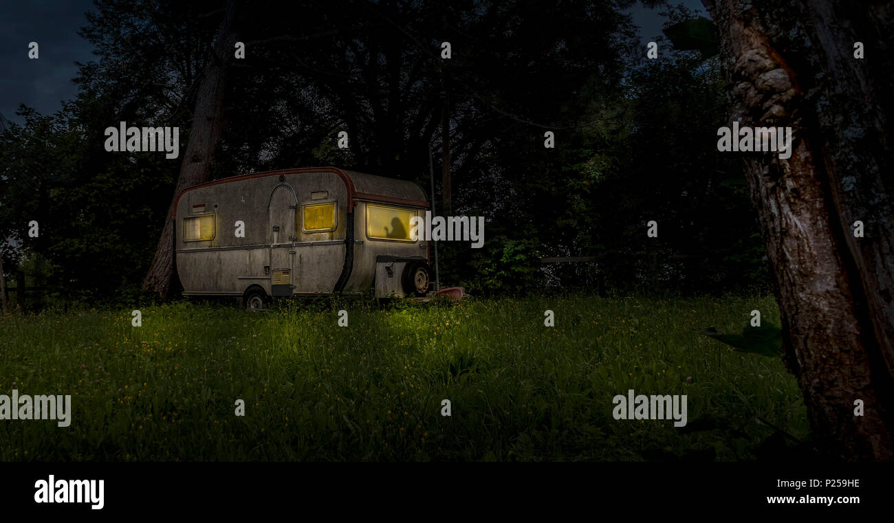 Geheimnisvolle Ort, Wohnwagen am Rande des Waldes, in der Nacht Stockfoto