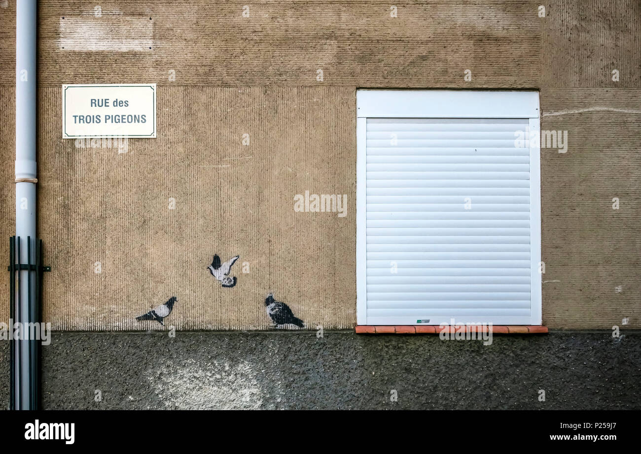 Graffiti von drei Tauben, entspricht der Name der Straße "Rue des Trois Pigeons' Stockfoto