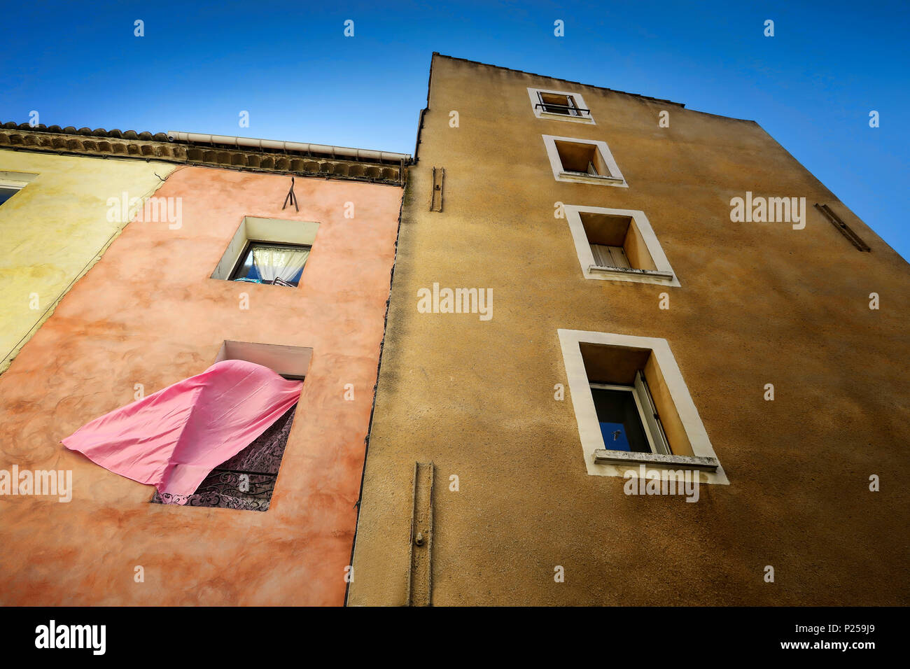 Haus Fassade, Fenster mit Vorhang in der Altstadt von Narbonne Stockfoto