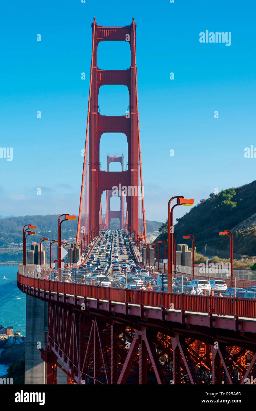 Verkehr über die Golden Gate Bridge, San Francisco, Kalifornien, USA Stockfoto