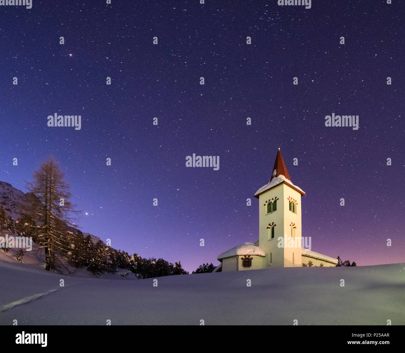 Die Sterne auf dem Chiesa Bianca umgeben von Schnee, Maloja, Bergell, Kanton Graubünden, Engadin, Schweiz, Europa Stockfoto