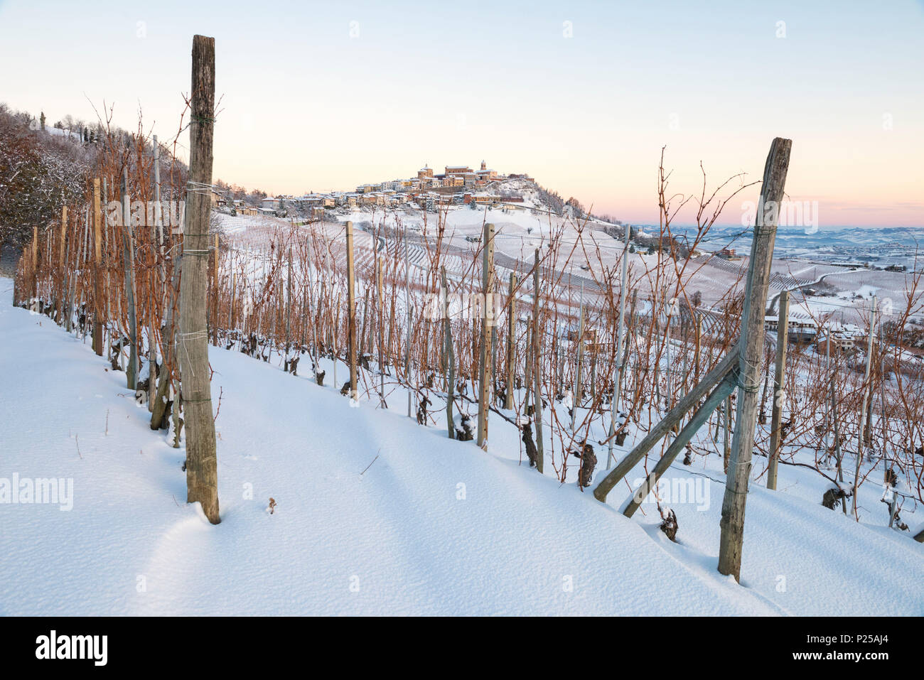 Den Sonnenaufgang in La Morra afrter verschneiten Nacht, Langhe, Provinz Cuneo, Piemont, Italien, Europa Stockfoto