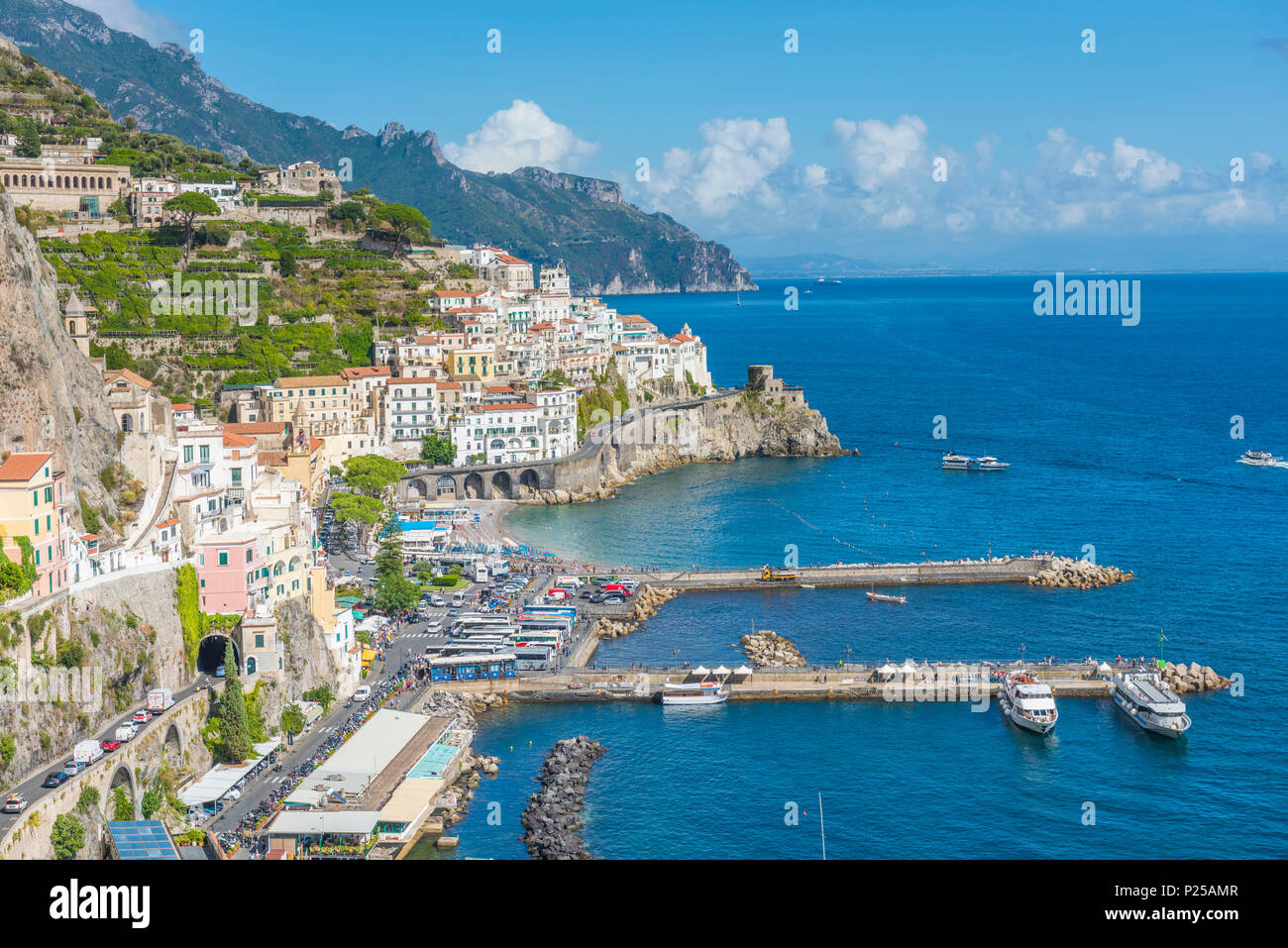 Amalfi, Küste von Amalfi, Salerno, Kampanien, Italien. Hohe Betrachtungswinkel von Amalfi Stockfoto