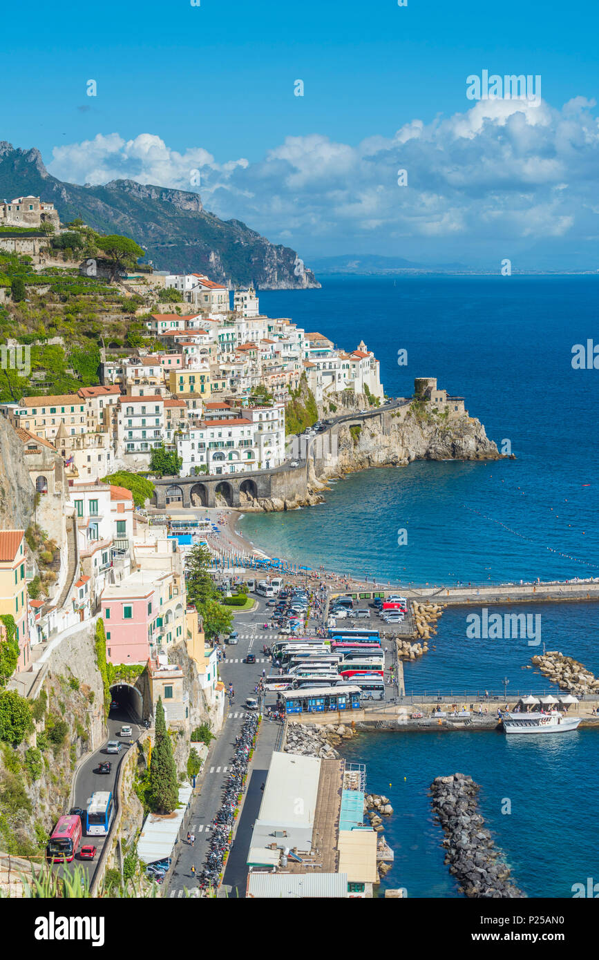 Amalfi, Küste von Amalfi, Salerno, Kampanien, Italien. Hohe Betrachtungswinkel von Amalfi Stockfoto