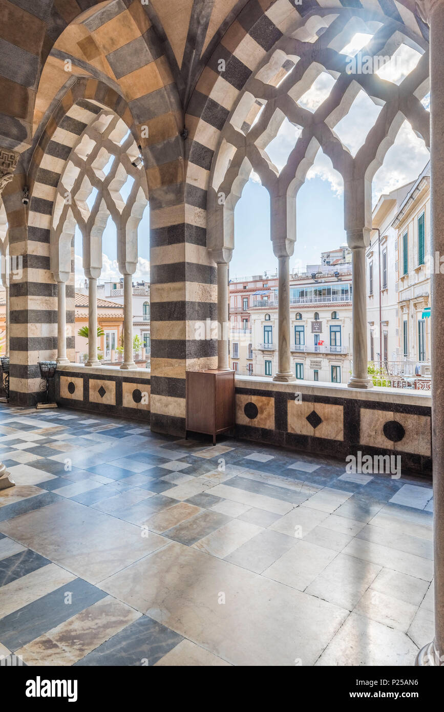 Amalfi, Küste von Amalfi, Salerno, Kampanien, Italien. Das Atrium des Dom von Amalfi Stockfoto