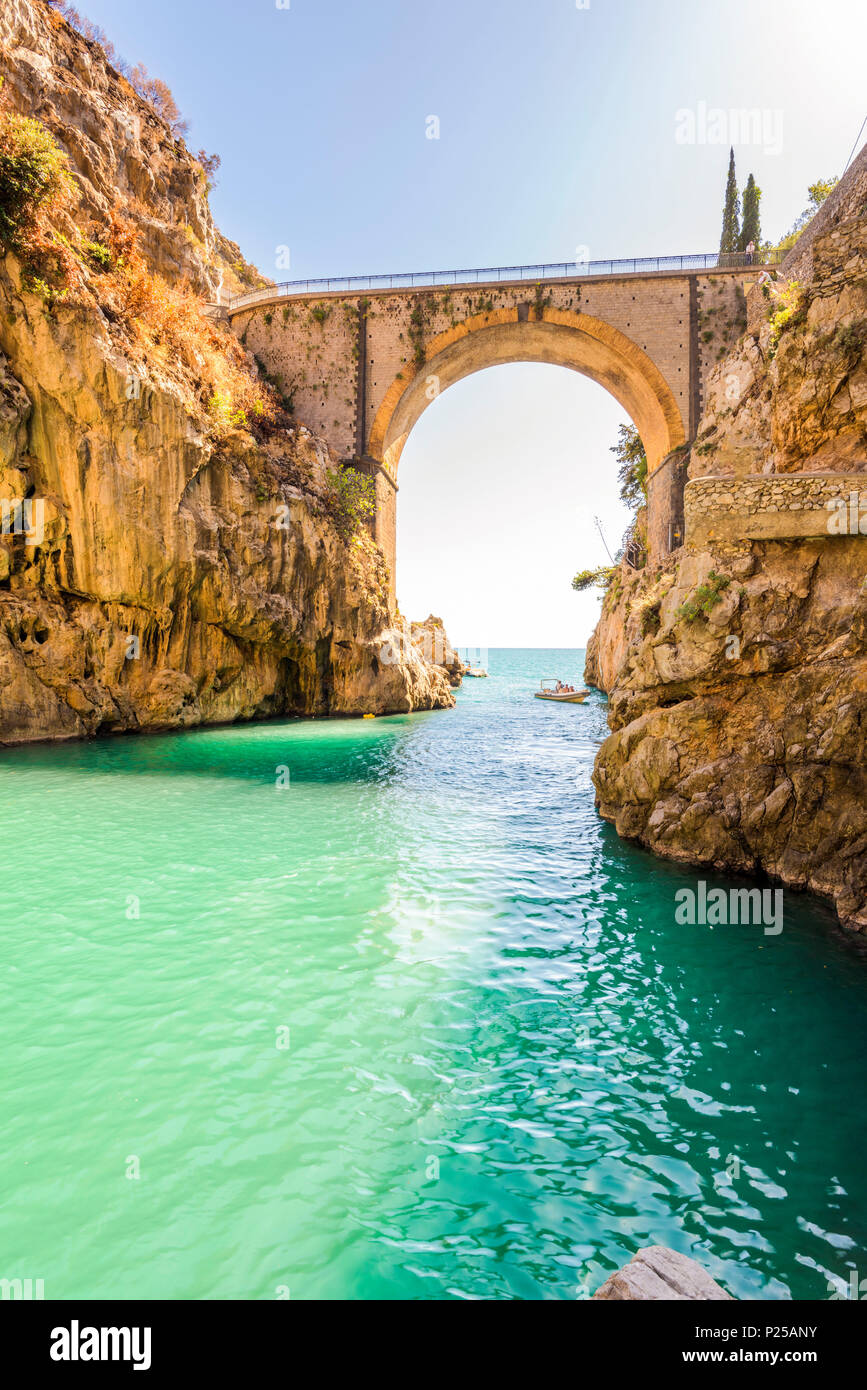 Fjord von Furore, Sorrento, Amalfi, Salerno, Kampanien, Italien. Der Strand und die Brücke von Furore. Stockfoto