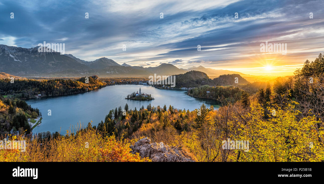 Erhöhten Blick auf See bei Sonnenaufgang Bled. Bled, Obere Krain, Slowenien Stockfoto