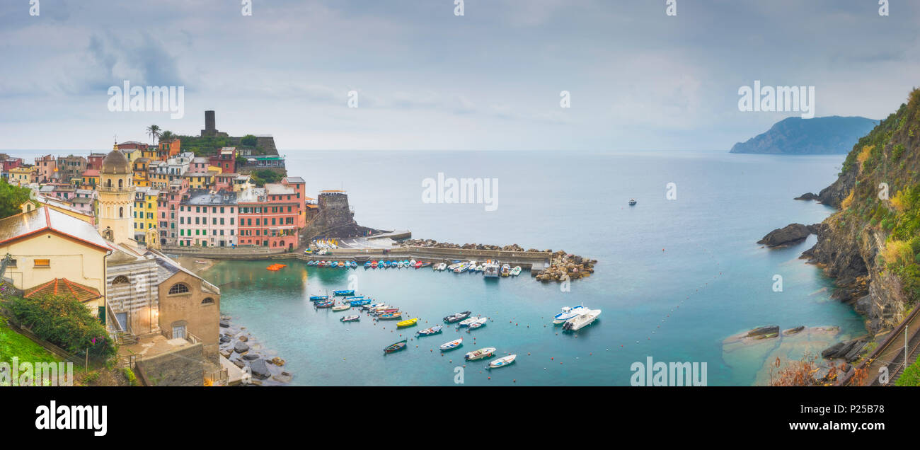 Vernazza, Cinque Terre, Ligurien, Italien. Panoramablick vivew von Vernazza Stockfoto