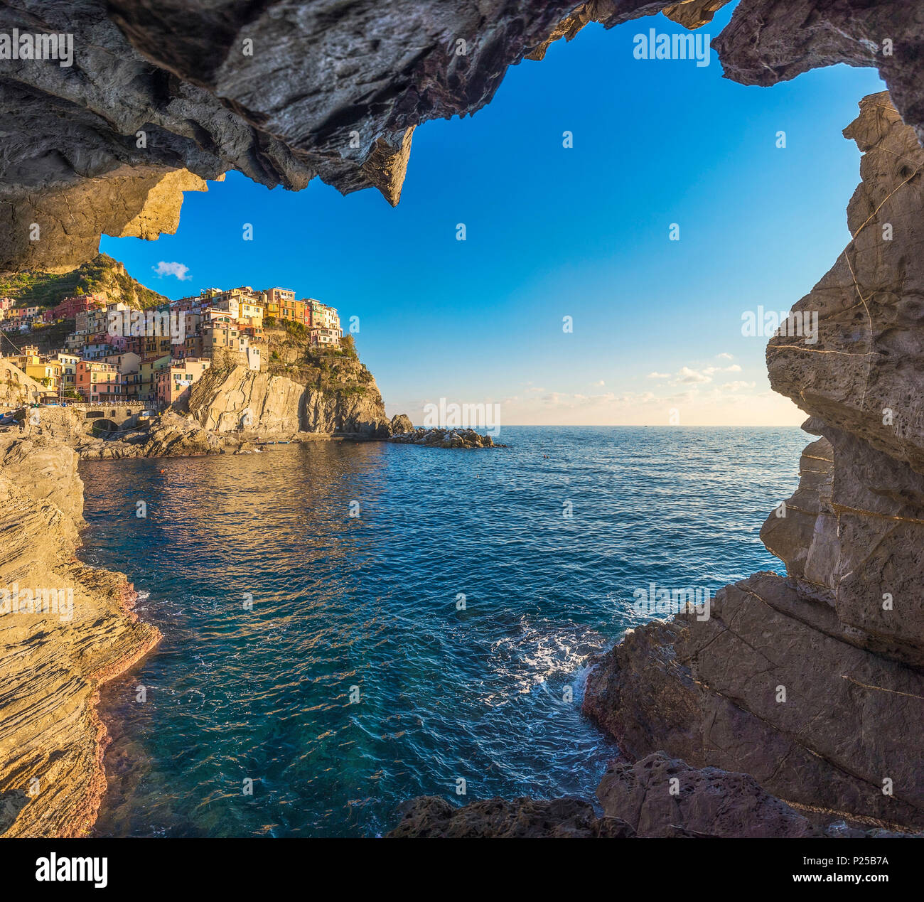 Manarola Dorf mit seinen typischen pastellfarbenen Häusern. Der Nationalpark der Cinque Terre. La Spezia. Ligurien. Italien. Europa Stockfoto