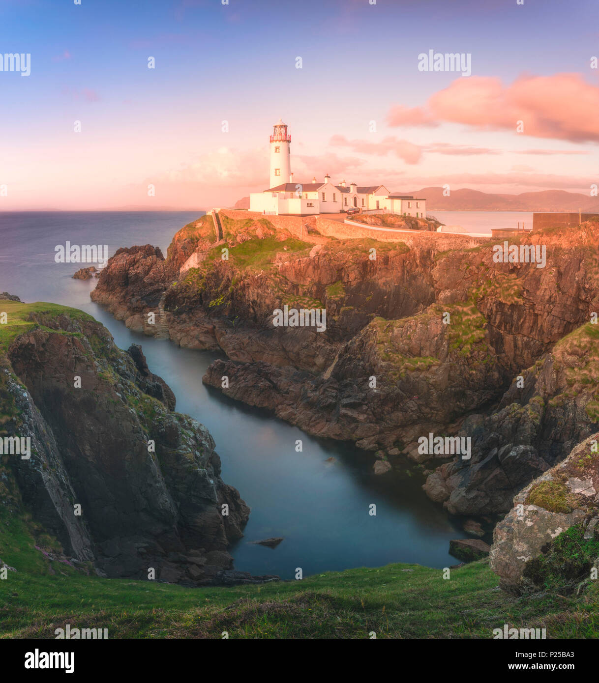 Fanad Head (Fánaid) Leuchtturm, County Donegal, Ulster, Irland, Europa. Rosa Sonnenuntergang am Fanad Head Stockfoto