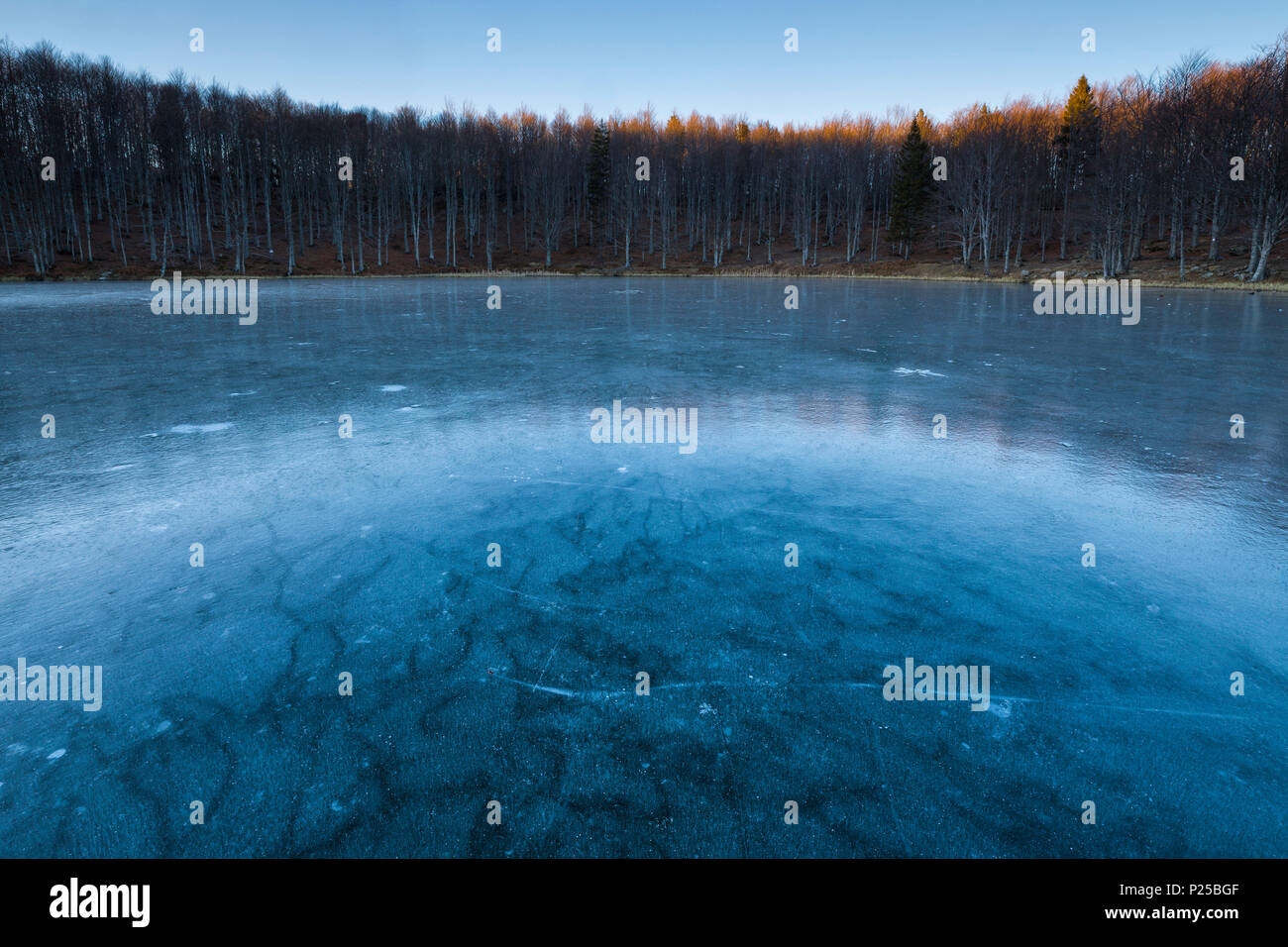 Wandern auf dem Eis von Pranda See, Reggio Emilia Provinz, Emilia Romagna, Italien, Europa Stockfoto
