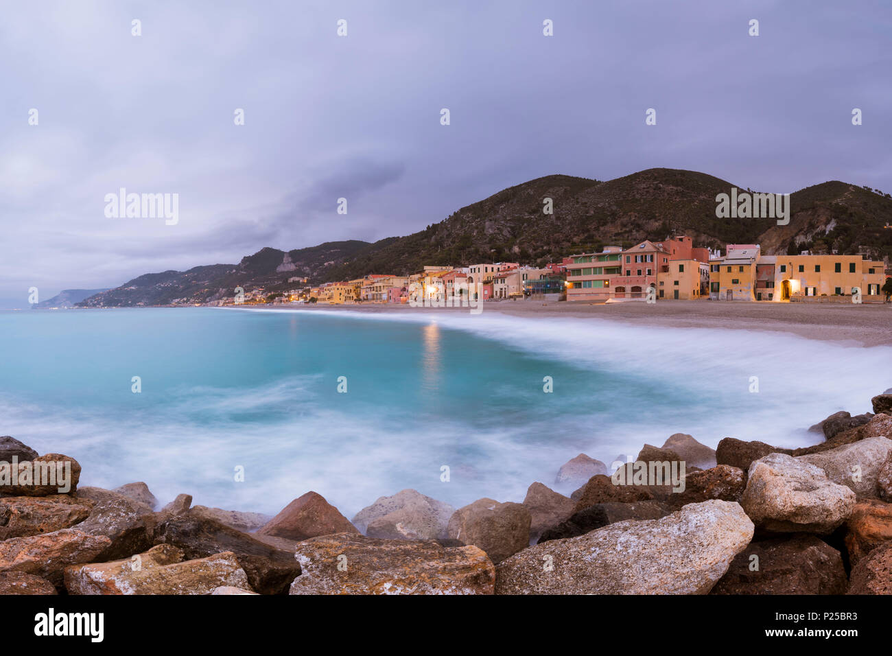 Typische Häuser am Strand, La Spezia, Provinz von Savona, Ligurien,  Italien, Europa Stockfotografie - Alamy