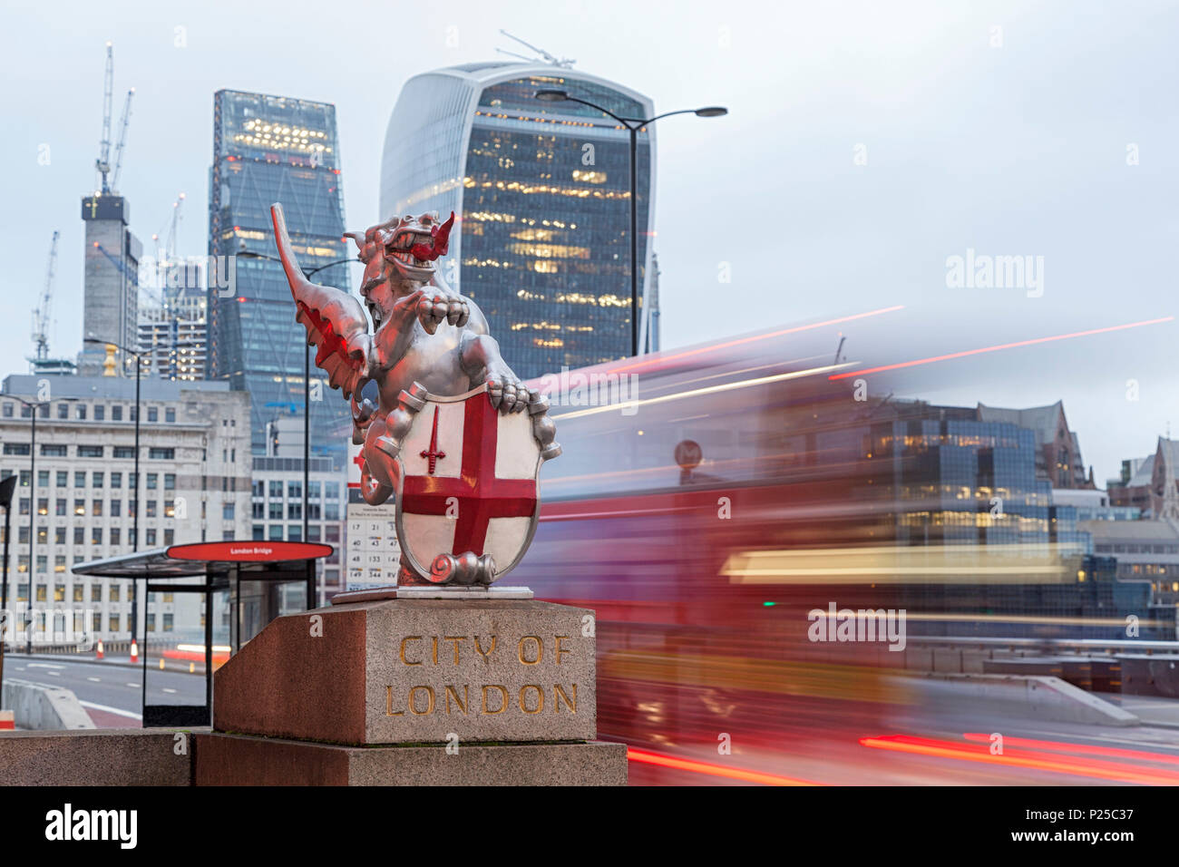 Das Wahrzeichen der Stadt London mit einem traditionellen roten Bus und Stadt Wolkenkratzer auf Hintergrund, London Bridge, London, Großbritannien, Großbritannien Stockfoto