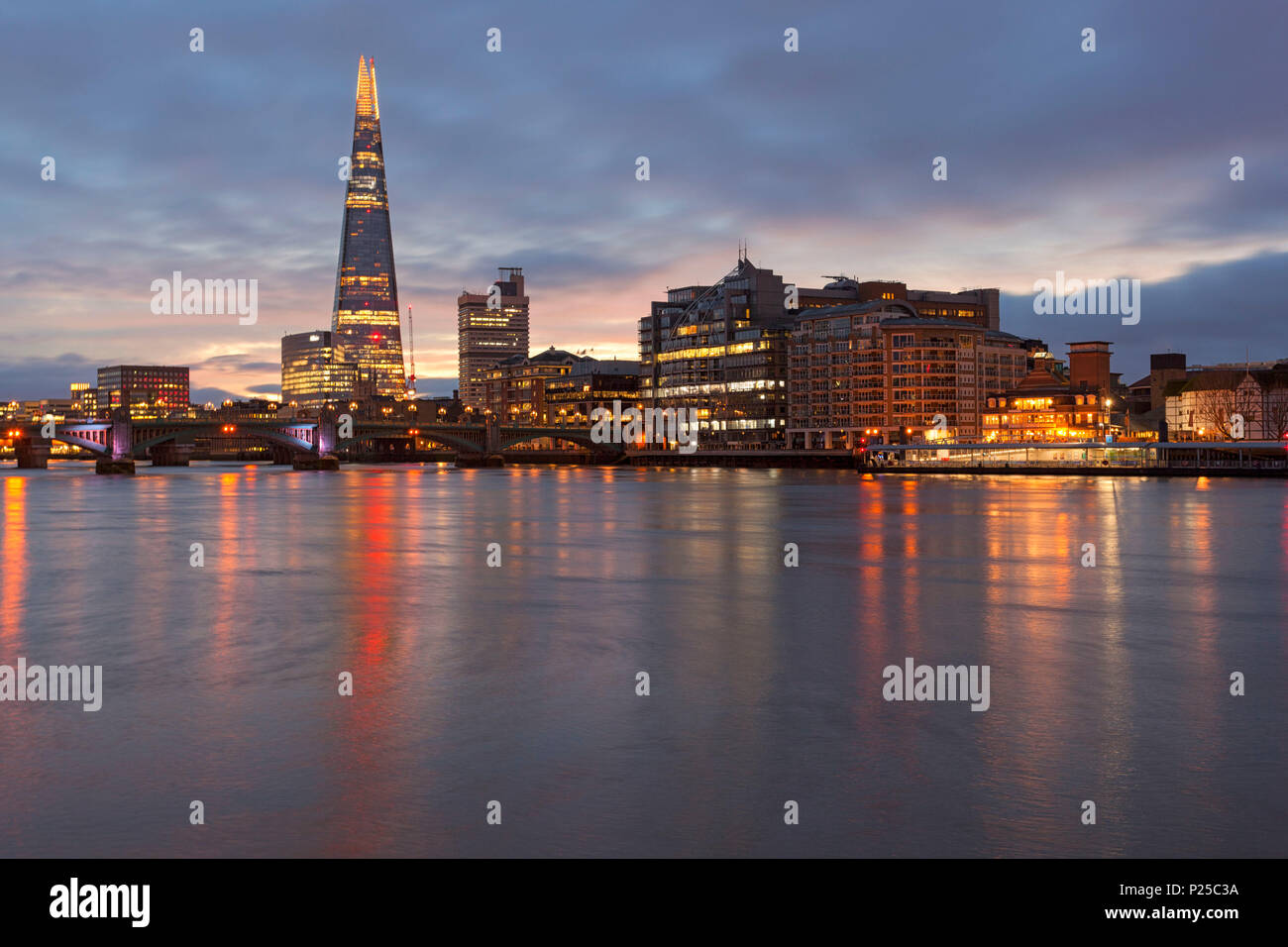 Southwark Bereich mit Shard und die Southwark Bridge in der Themse während eine trübe Dämmerung, London, Großbritannien, UK wider Stockfoto