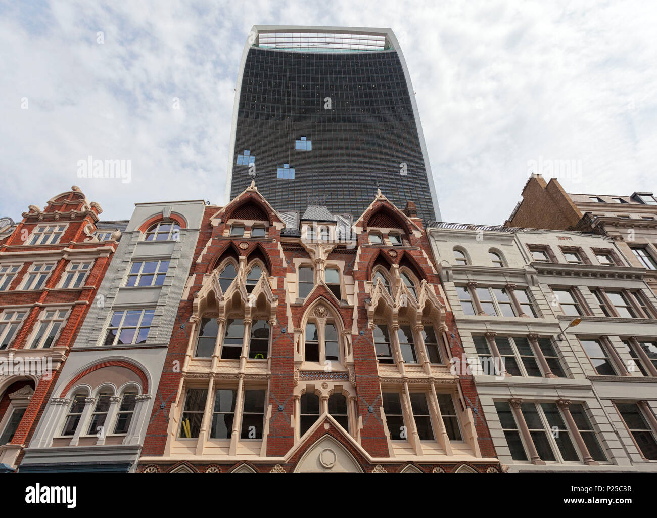 Die Wolkenkratzer 20 Fenchurch Street Überhängen eine viktorianischen Gebäude in der City of London, London, Großbritannien, Großbritannien Stockfoto