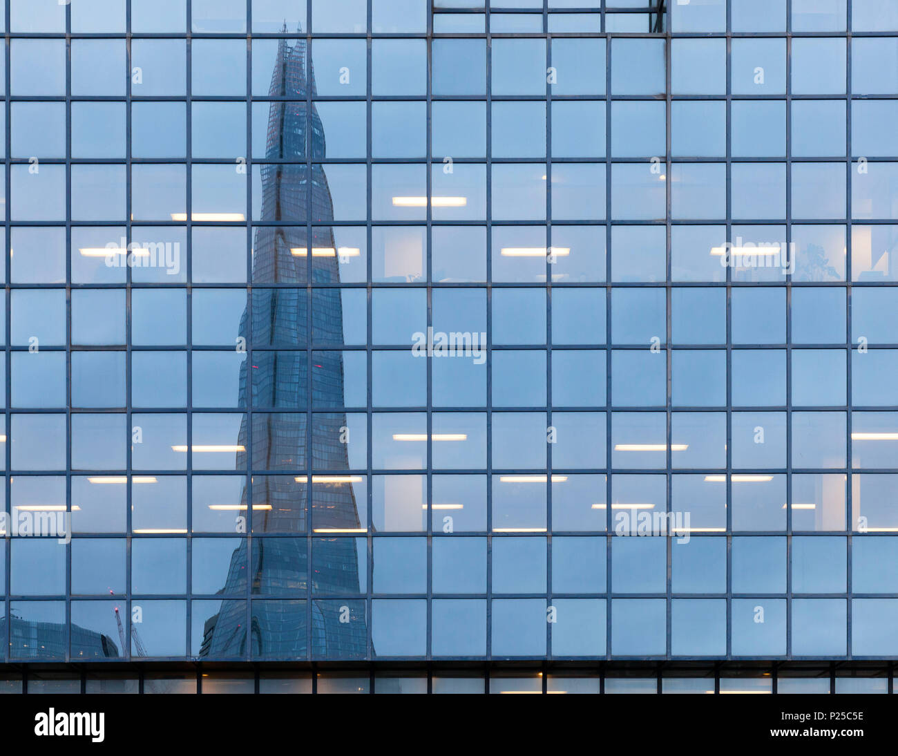 Das Hochhaus namens Shard spiegelt sich auf dem Windows von Northern & Shell Gebäude, London, England, Großbritannien Stockfoto